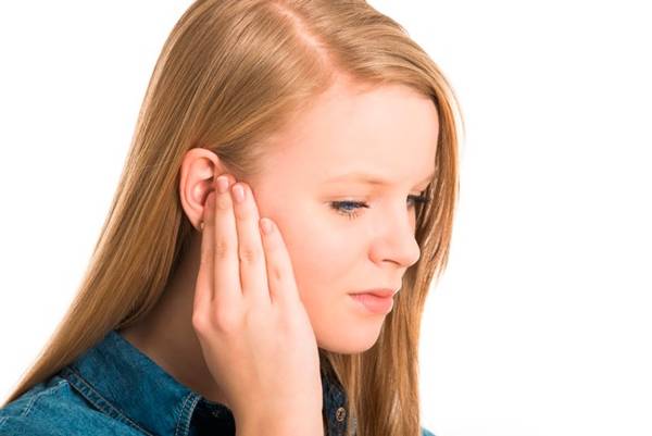 si la oreja derecha está puesta 