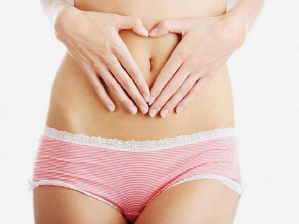 ¿Por qué le pica el estómago a la niña? 