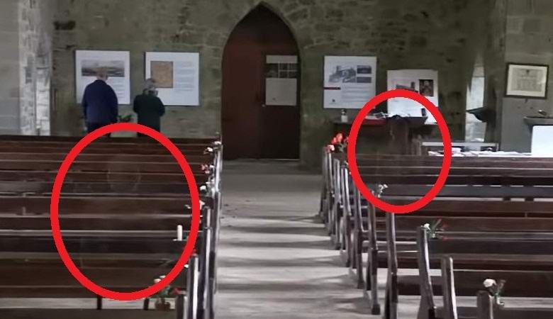 Figuras humanas de otro mundo en la iglesia accidentalmente golpearon el video